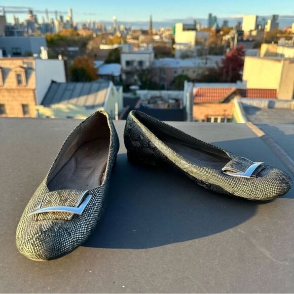 Aerosoles gray snakeskin flats size 7M silver buckle businesscore chic​ corpcore - Picture 4 of 4